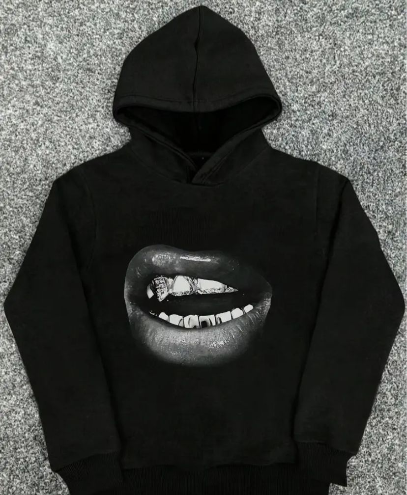 Felpa nera con cappuccio e stampa. casual, vestibilità ampia, comoda