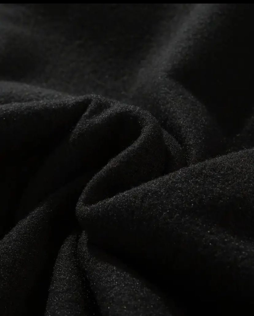 Felpa nera con cappuccio e stampa. casual, vestibilità ampia, comoda